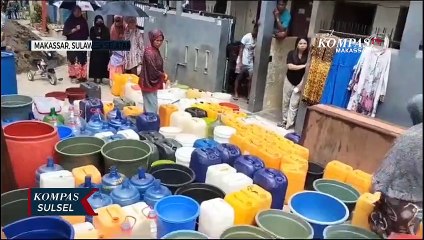 Brimob Dan PDAM Makassar Salurkan Air Bersih