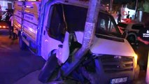Polis aracı ile kamyonet kafa kafaya çarpıştı, 1 polis memuru yaralandı