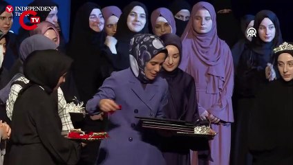 Esra Albayrak, hafız olan TÜRGEV öğrencilerine taç taktı