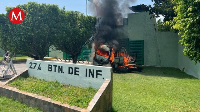 Normalistas y padres de los 43 protestan con explosivos en el 27 Batallón de Infantería en Iguala