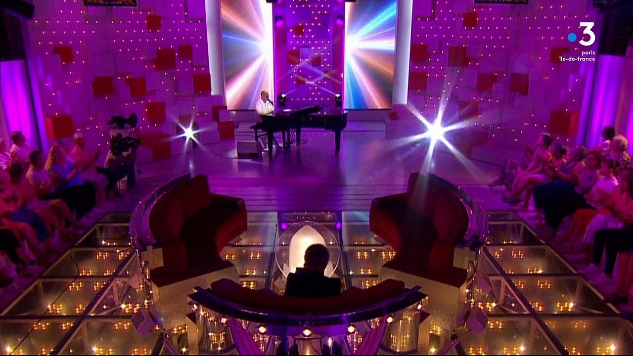 Pascal Obispo chante "Sous le soleil" et un medley de ses chansons dans "Vivement dimanche"