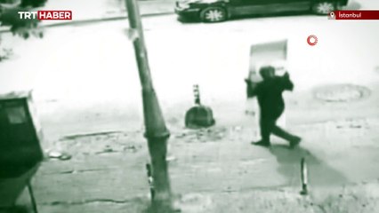 Bir adımla kurtuluş kamerada: Kilolarca ağırlıktaki cam üzerine devriliyordu