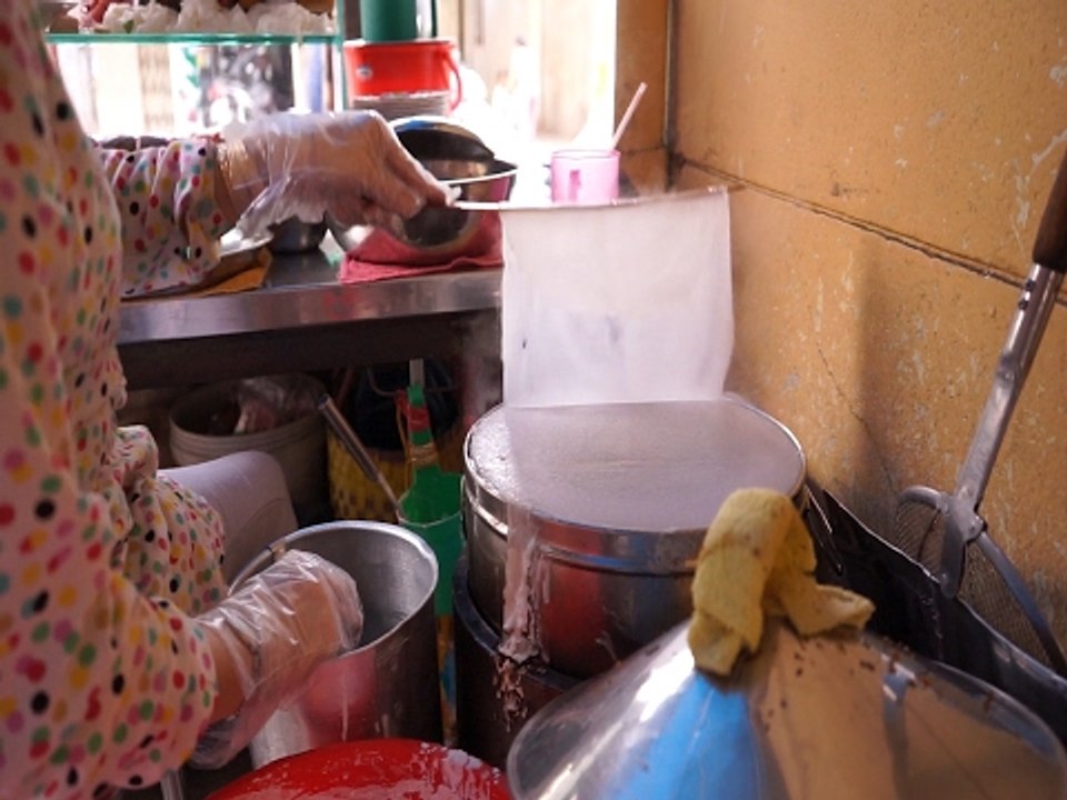 Saigon Street Food: Rice Crepe Dumplings - Bánh Cuốn Nóng