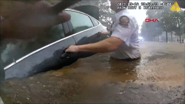 Polisin su baskınında aracıyla mahsur kalan sürücüyü kurtarma anları kamerada