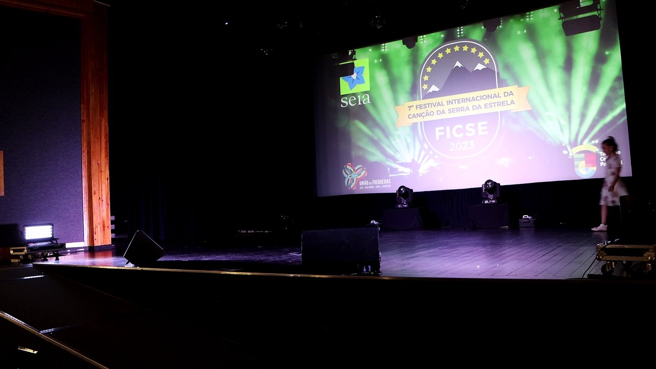 Elena Badanska Cover of Flowers by Miley Cyrus