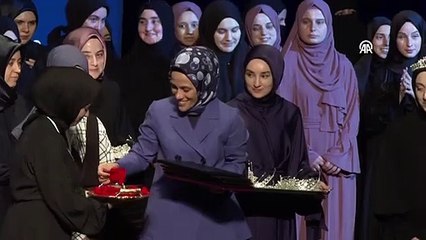 TÜRGEV Yönetim Kurulu Üyesi Esra Albayrak, hafız olan öğrencilerine taç taktı ve hafızlık belgelerini teslim etti