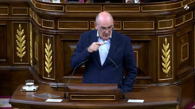 Joseba Agirretxea (PNV) : Los que se han marchado son los mismos que antes nos echaban de clase, nos multaban o nos metían en la cárcel por hablar euskera .