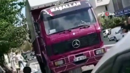 Ağaç dallarına çarpan kamyon şoförüne saldırdılar