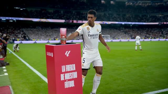 Real Madrid - Jude Bellingham reçoit son prix de joueur du mois