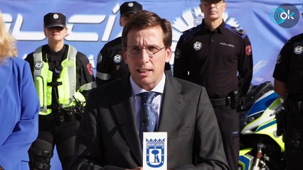 Almeida presenta el nuevo uniforme de la Policía Municipal con la bandera de España por primera vez