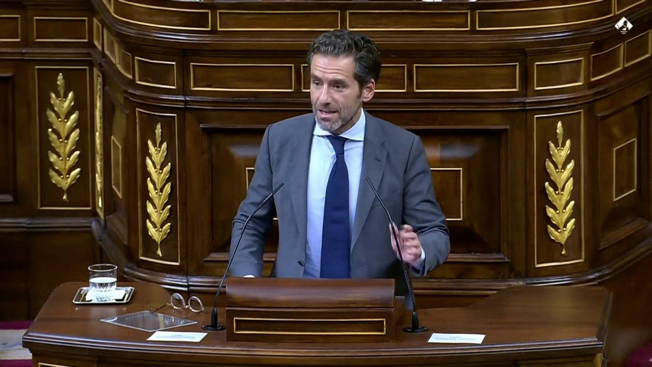 Borja Sémper (PP) realiza parte de su discurso en euskera después de decir que su partido no utilizaría las lenguas cooficiales para "no hacer el canelo"
