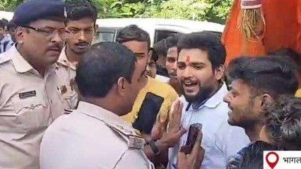 भागलपुर: छात्रा के समर्थन में सड़क पर उतरे छात्र नेता, पुलिस ने किया गिरफ्तार