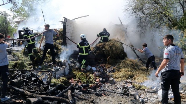 Yemek pişirmek için yakılan ateş, ev, samanlık ve ahırı yaktı