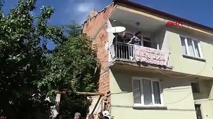 Polisi görünce 2'inci kattan atladı