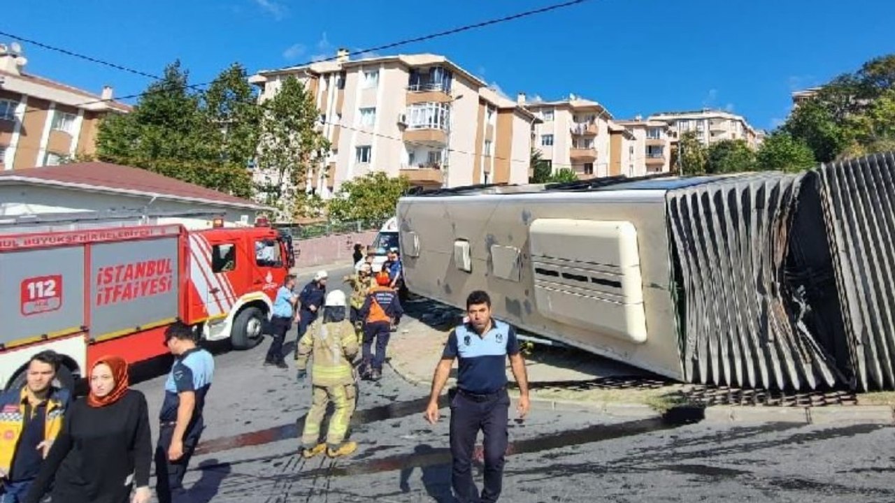 İstanbul’da İETT otobüsünün devrilme anı kamerada
