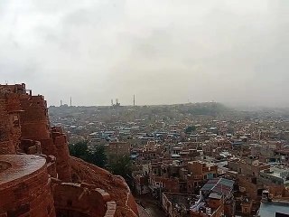 Video: बूंदों की लगी झड़ी: - जैसलमेर में सुबह से तरबतर रही सडक़ें व गलियां