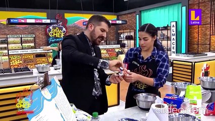 José Peláez jugando con tinta comestible en 'El Gran Chef Famosos'.