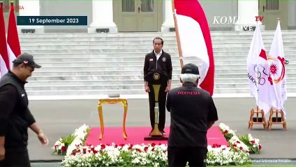 Aksi Menteri PUPR Pak Bas Serahkan Bendera di Pelepasan Kontingen Asian Games ke-19