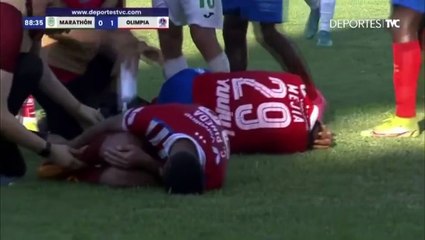 Savunma oyuncusu kayarak yaptığı sert müdahale ile iki oyuncuyu aynı anda sakatlayıp hastanelik etti