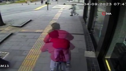 Sokak köpeği bisikletli çocuğu kovalayarak yayaya çarptı