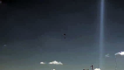 El dron bajando la carga