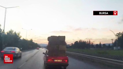 Bursa'da otomobil üzerinde saman balyaları taşıdı