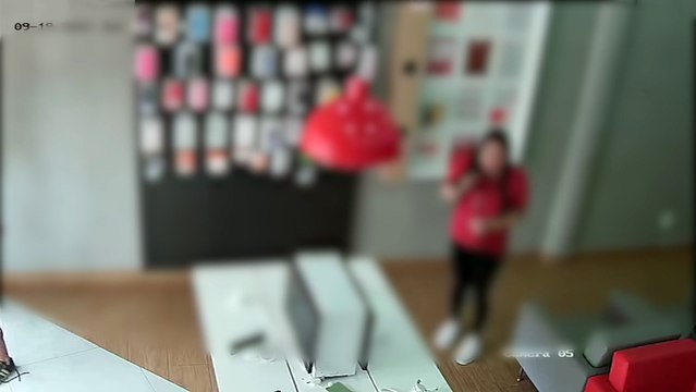 Imagens mostram homem quebrando celular em loja no Centro