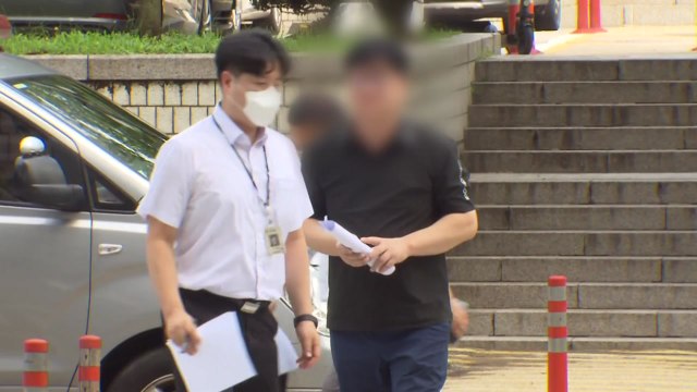 검찰, '1,300억 대' 횡령 경남은행 직원 공범 구속기소 / YTN