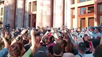Ermenistan'da protestocular Paşinyan'ın istifasını istedi