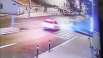 Sultanbeyli'de polis arabasıyla kamyonetin çarpıştığı kaza kameraya yansıdı