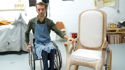 Download Video: Un ingénieur construit un fauteuil roulant avec du bois de Notre-Dame pour le pape François