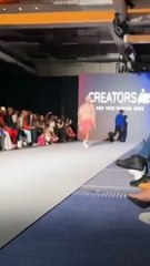 Se cuela en un desfile de moda en Nueva York vistiendo una bolsa de basura y nadie sospecha nada