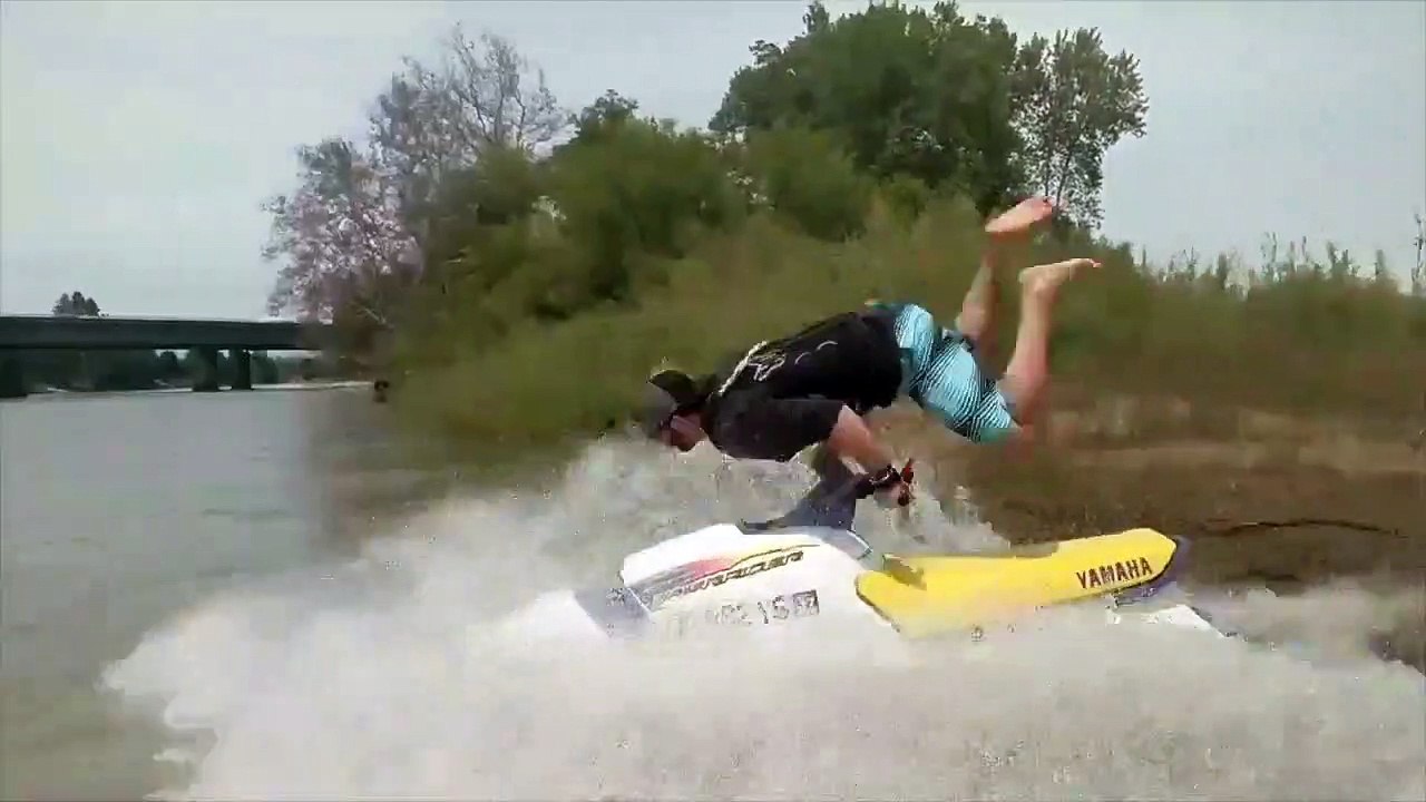 Il se prend la gamelle de sa vie en Jet Ski