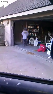 Jouer avec la porte du garage... dangereux