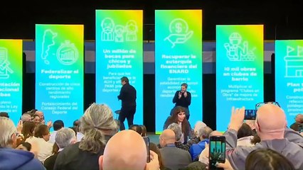 "Mami Mo se tiene que ir al bailando": el desopilante show de Moria en un acto de Massa