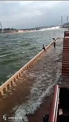 लापरवाही की हद, रिवर फ्रन्ट से चम्बल में लगा रहे छलांगे