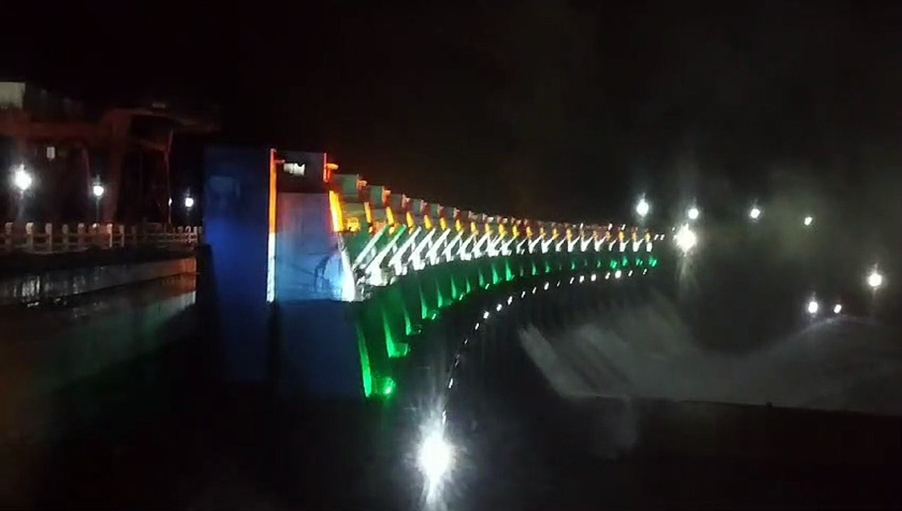 इंदिरा सागर डैम में रात्रि खेले गए गेट, तिरंगा कलर में आकर्षण का केंद्र बने गेट