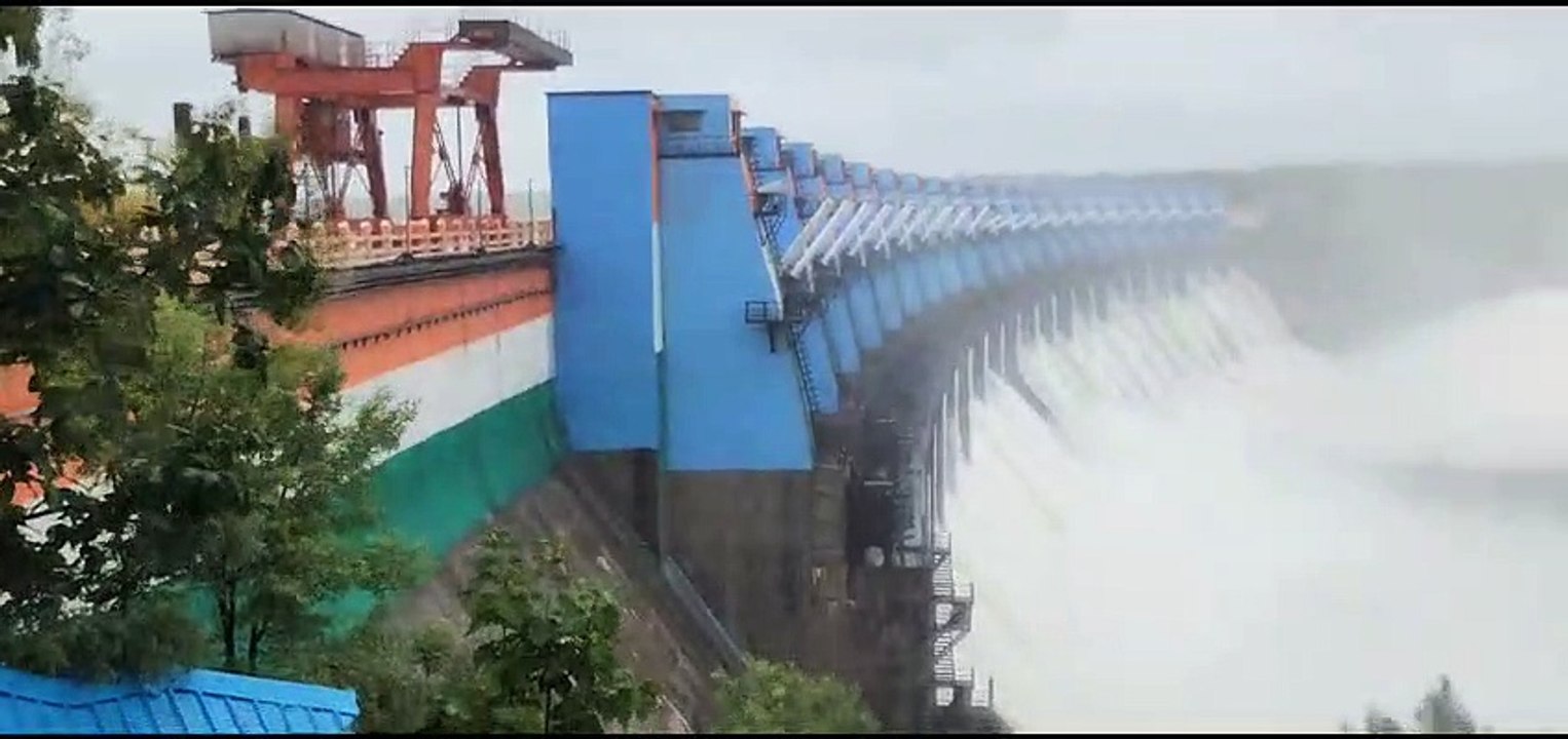 इंदिरा सागर डैम में रात्रि खेले गए गेट