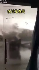 Un aterrador tornado azotó el centro de una ciudad de China