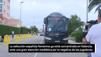 La selección llega a la concentración de Oliva, en un ambiente de tensión