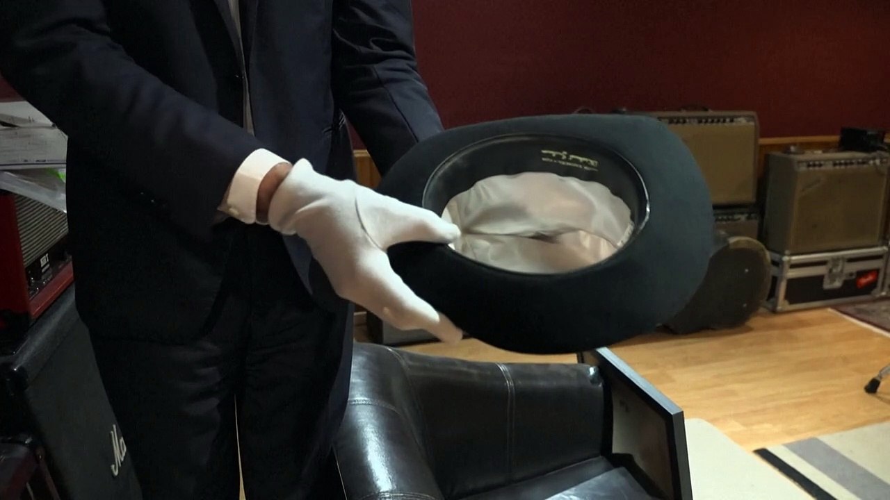 Sale a subasta el sombrero con el que Michael J...