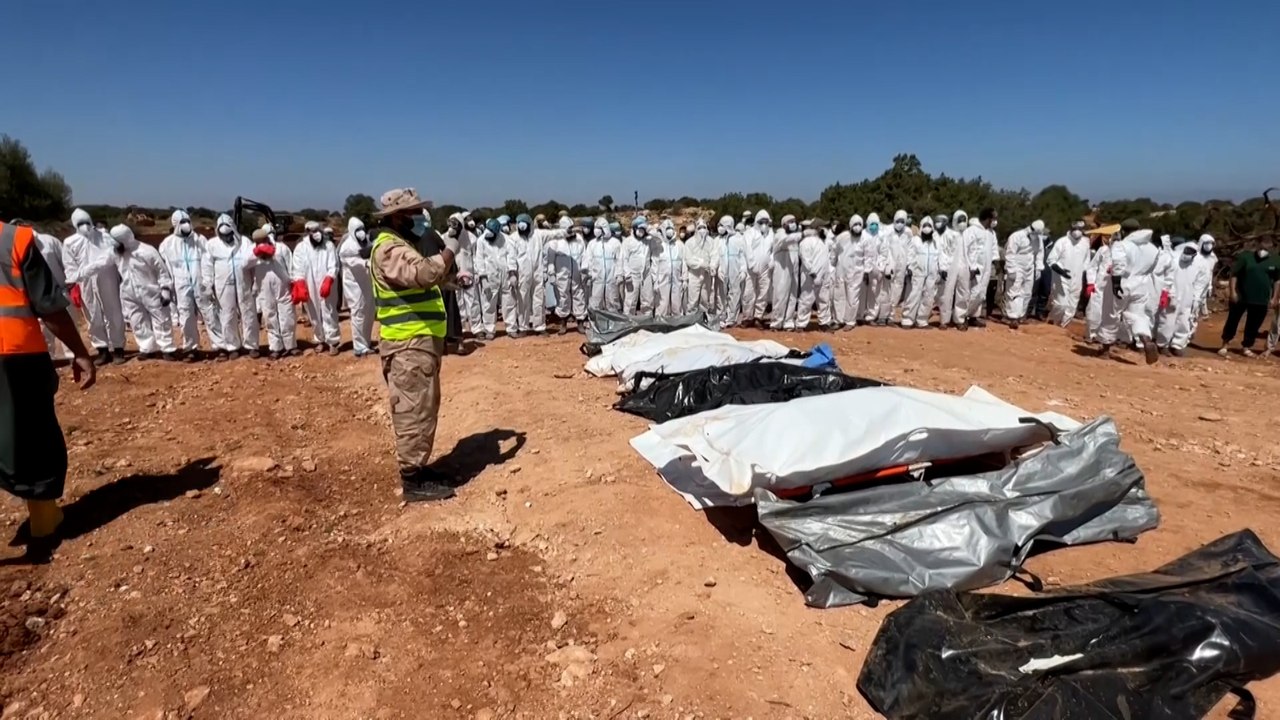 دفن عشرات الجثث في مقابر جماعية بمدينة درنة رغم ضآلة مخاطرها الصحية