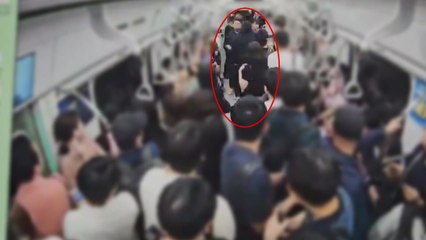 지하철에서 밀치며 돌진 30대 검거...승객 혼비백산 [앵커리포트] / YTN