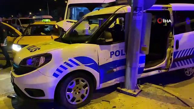 Bursa'da 3 aracın karıştığı kazada 3'ü polis 6 kişi yaralandı