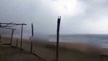 Raio atinge praia e mata duas pessoas; veja vídeo