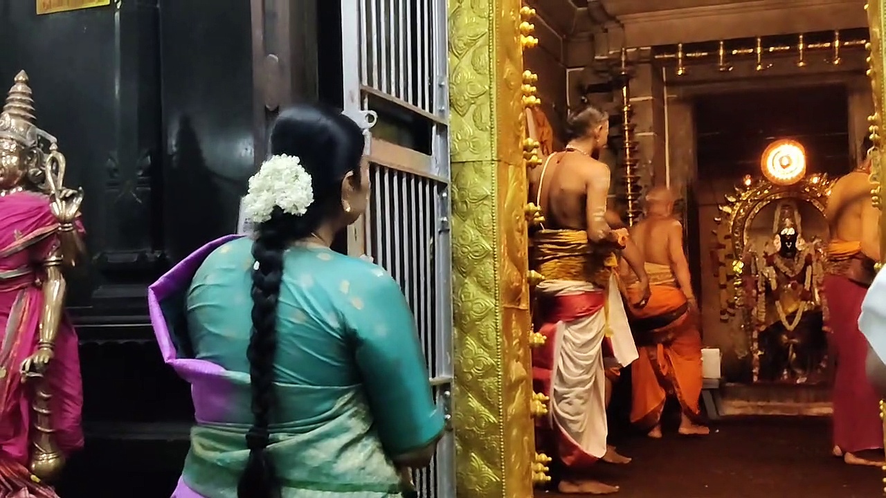ஆதீனங்களின் அழைப்பை ஏற்று மயூரநாதர் ஆலயத்தில் சிறப்பு வழிபாடு மேற்கொண்ட துர்கா ஸ்டாலின்