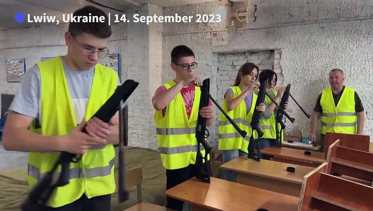 Unterricht an der Waffe für Schüler in der Ukraine