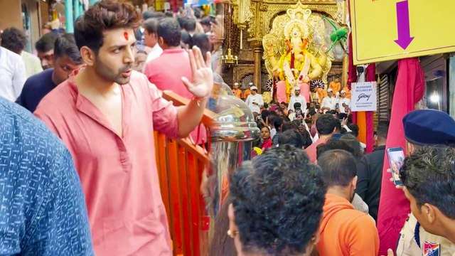 Lalbaugcha Raja के दरबार में Kartik Aaryan ने लगाई हाजिरी