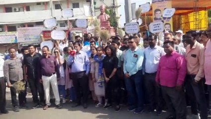 पटवारियों का अनोखा प्रदर्शन