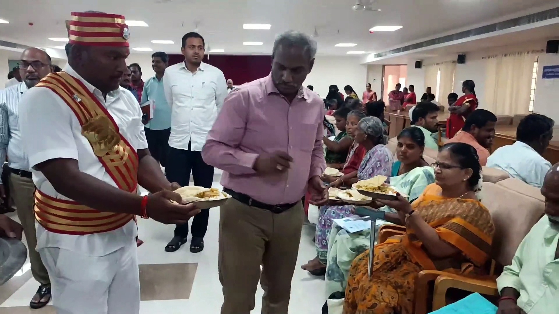 மனு கொண்டு வந்த மாற்றுத் திறனாளிகளுடன் அமர்ந்து உணவருந்திய ஆட்சியர் 